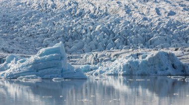Mavi icebergs ve lagoon
