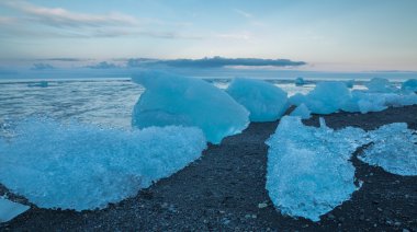 Mavi icebergs sahilde