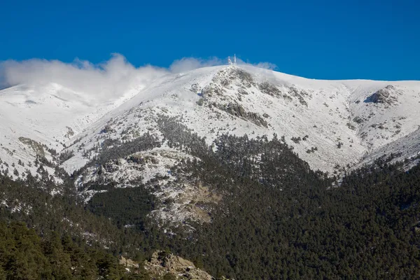Schneebedeckte Berge und Weltkugel — Stockfoto