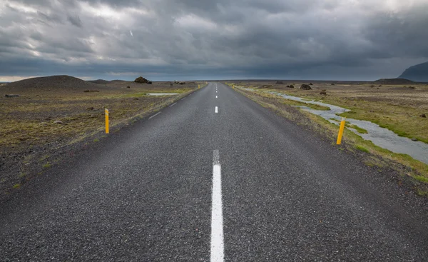 高速公路通过冰岛 — 图库照片