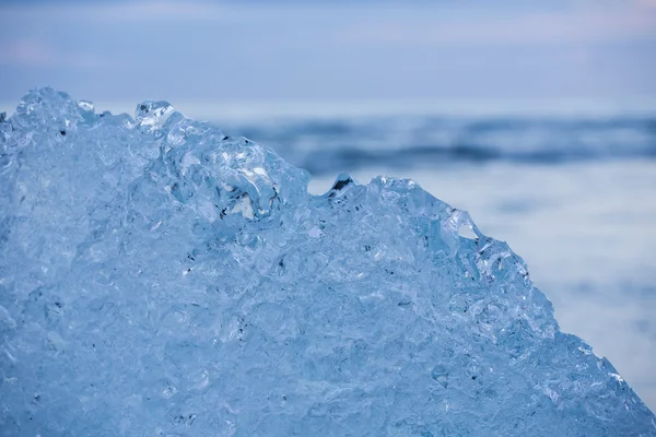 Blauwe ijsbergen in het strand — Stockfoto