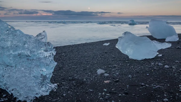 Icebergs azules y playa —  Fotos de Stock