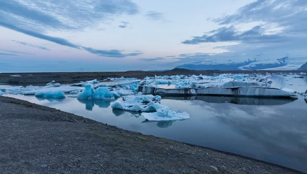 Blauwe ijsbergen drijvend — Stockfoto