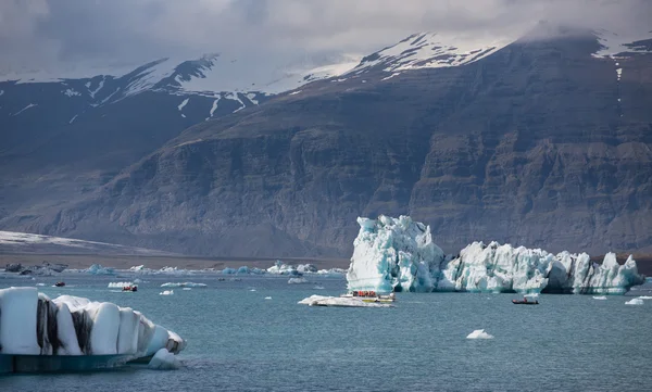 Blaue Eisberge, Lagune und Touristenboot — Stockfoto