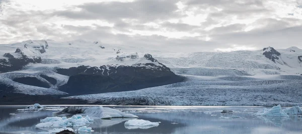 Ledovec tonque a hory — Stock fotografie