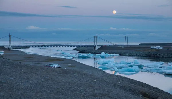 Icebergs azules flotando y luna llena — Foto de Stock