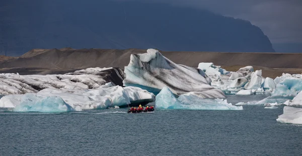 Blaue Eisberge, Lagune und Touristenboot — Stockfoto