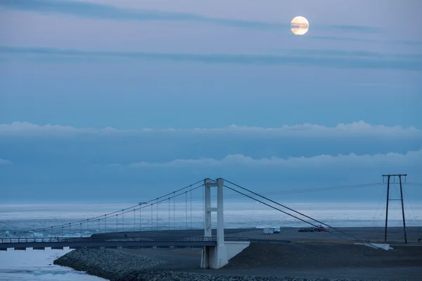 Мост и полнолуние — стоковое фото
