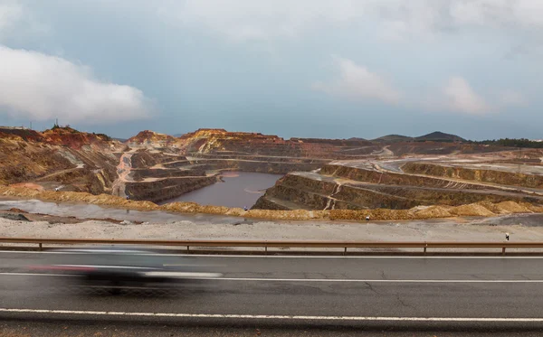 Rio Tinto mina e trilha de carro — Fotografia de Stock