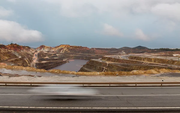 Rio Tinto mina e trilha de carro — Fotografia de Stock