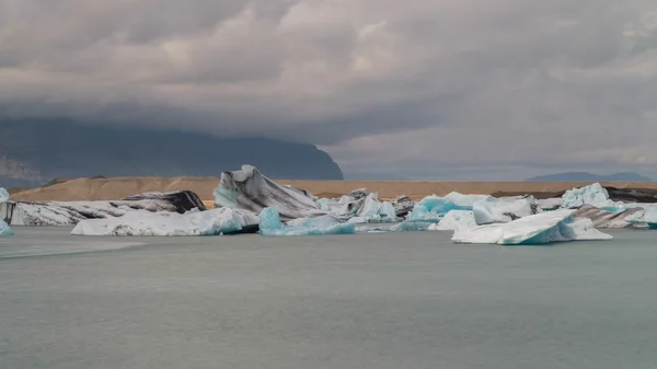 Iceberg blu galleggianti — Foto Stock