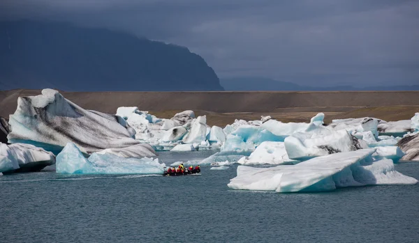 Icebergs azuis, lagoa e barco turístico — Fotografia de Stock