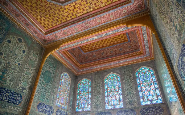 Διακοσμημένα τοίχωμα και η οροφή στο παλάτι Τοπκαπί — Φωτογραφία Αρχείου