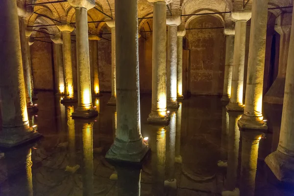 Underjordiska basilikan cistern, istanbul, Turkiet — Stockfoto