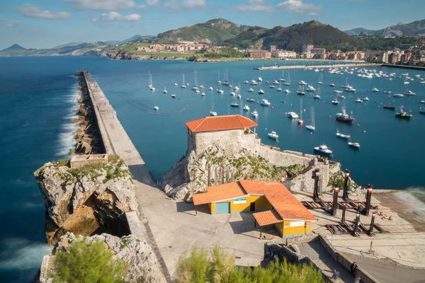 Bryta vatten Castro Urdiales — Stockfoto