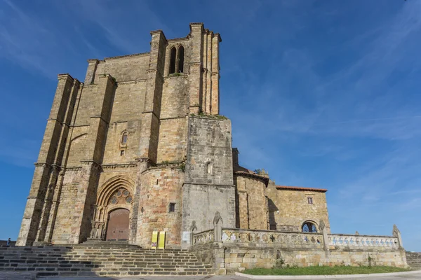 Kyrkan St Mary av antagandet i castro urdiales — Stockfoto