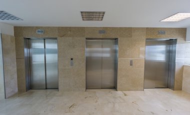 Modern Asansörler kapalı kapılar