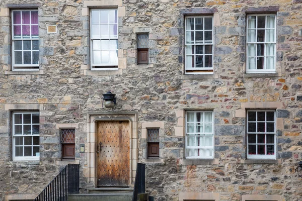 Вид спереди на винтажные фасады в Эдинбурге — стоковое фото