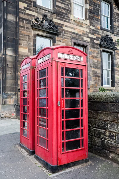 Classic red British telephone box in Edinburgh — Stock Photo, Image