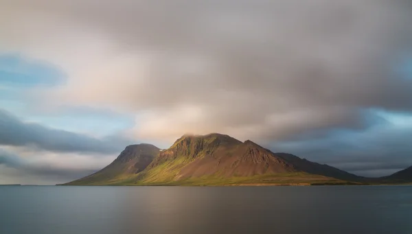 Dlouhé expozice Island hory a oceán — Stock fotografie