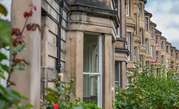 Vista lateral de las fachadas vintage en Edimburgo — Foto de Stock