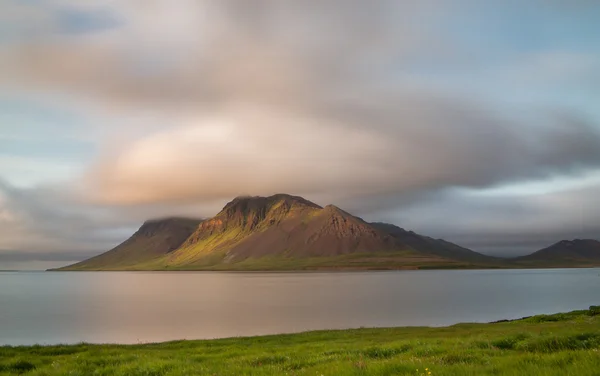 İzlanda Dağı ve okyanus uzun pozlama — Stok fotoğraf