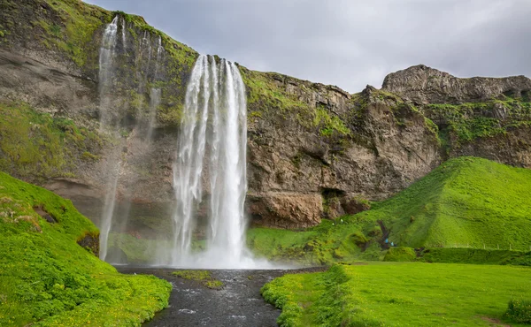 宽视角的 seljalandsfoss，在冰岛瀑布 — 图库照片
