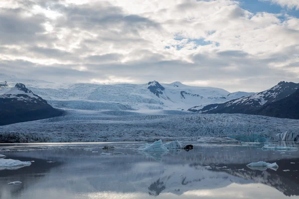 Ледниковый тонк и горы — стоковое фото