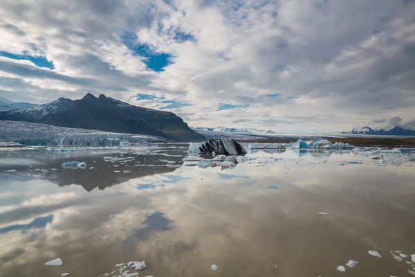 Ledovec tonque a hory — Stock fotografie