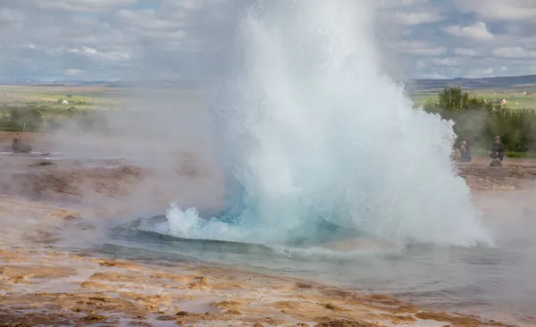 Geyser e turistas desfocados — Fotografia de Stock