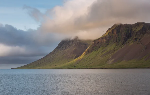 Islandia góry i ocean — Zdjęcie stockowe