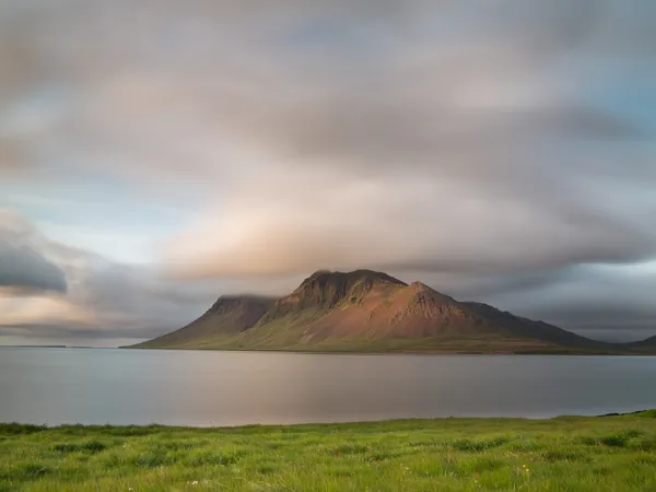 Island Berg und Ozean — Stockfoto