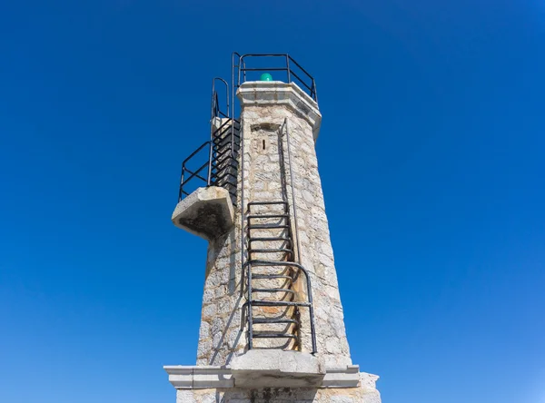 Farol de pedra sobre o céu azul — Fotografia de Stock