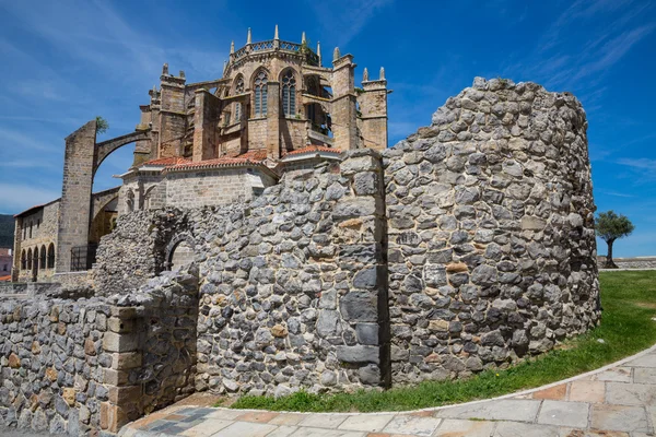 Kostel castro urdiales, Kantábrie, Španělsko. — Stock fotografie