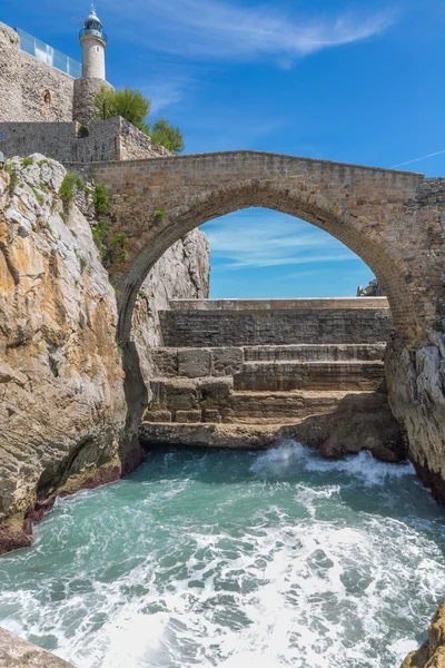 Stenen brug in castro-urdiales, Cantabrië, Spanje — Stockfoto