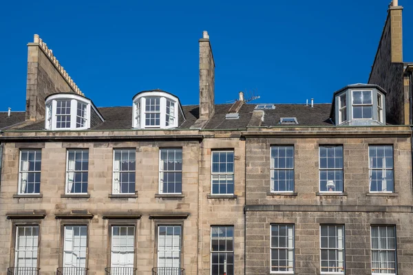 Vista frontale delle facciate vintage a Edimburgo — Foto Stock