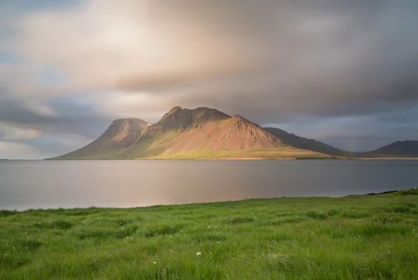 Island hory a oceán — Stock fotografie