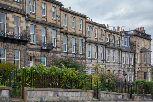 Seitenansicht historischer Fassaden in edinburgh — Stockfoto