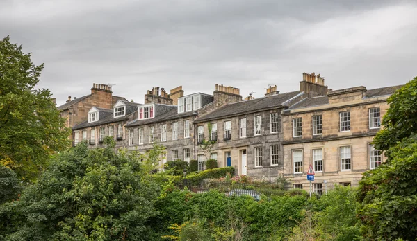 Zijaanzicht van vintage gevels in edinburgh — Stockfoto