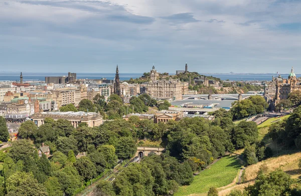 Scott monument, carlton hill och trädgårdar i edinburgh — Stockfoto