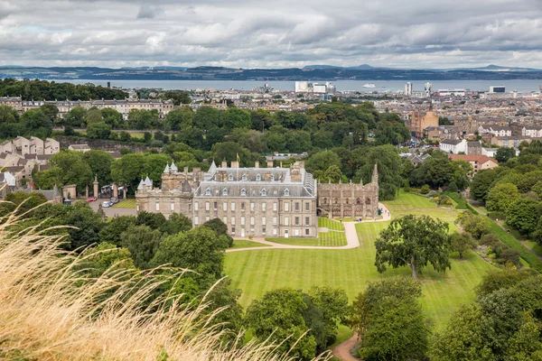 Utsikt över edinburgh från arthurs seat — Stockfoto