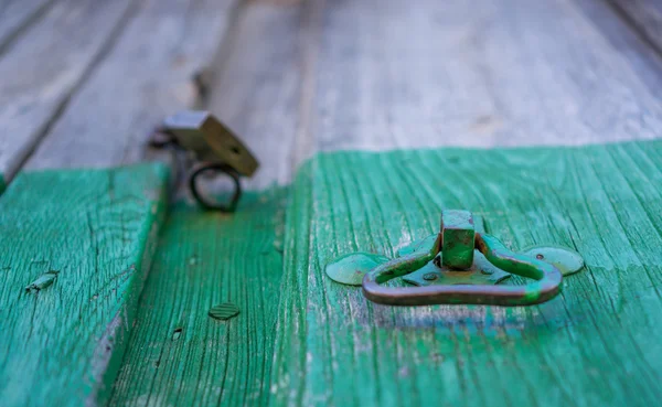 Oude doorknocker en deur — Stockfoto