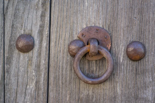 Eski doorknocker ve kapı — Stok fotoğraf