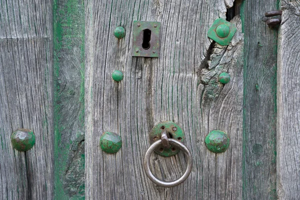 那把旧锁和木质门 — 图库照片