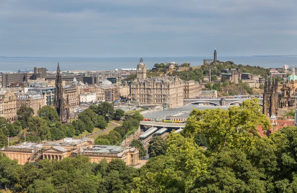 Scott monument, carlton hill och trädgårdar i edinburgh — Stockfoto