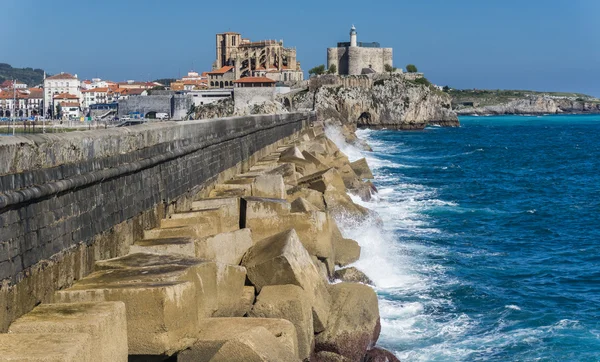 Breakwater Castro Urdiales and cathedral — Stock Photo, Image