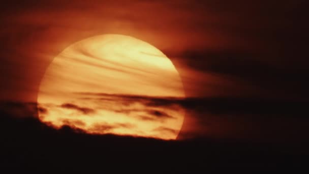 日没時に雲の後ろの速い太陽 — ストック動画