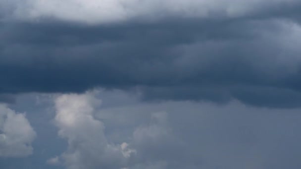 Stürmische Wolken und Regensäulen am Horizont, 8k — Stockvideo