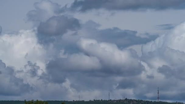 Felhők időkiesése és kommunikációs antennák a hegy felett — Stock videók