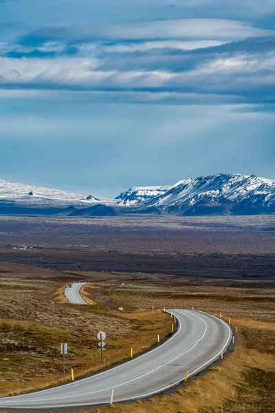 Estrada curva na Islândia em direção às terras altas — Fotografia de Stock